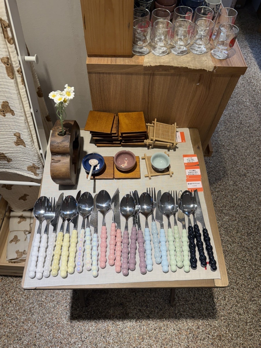 레드망치 커트러리 진열